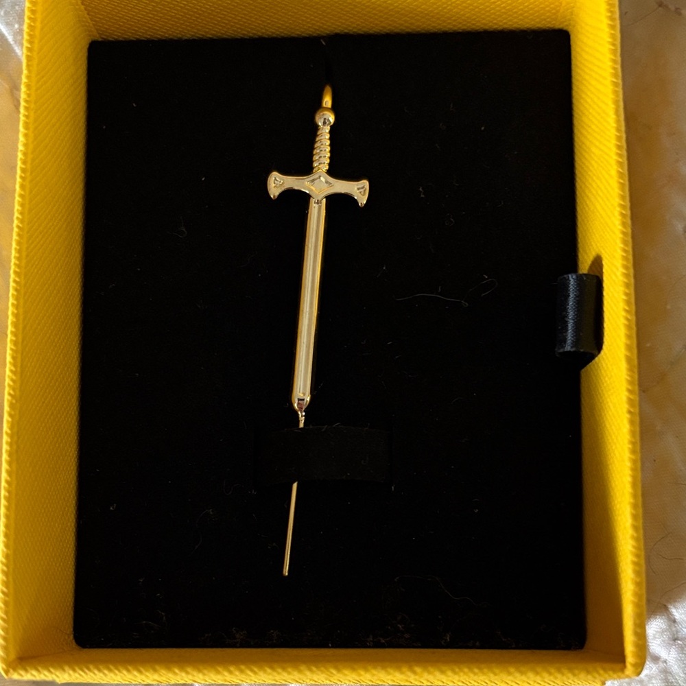 OREYLO - Gold Sword Ear Cuff